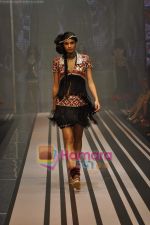 Model walks the ramp for Malini Ramani Show at Lakme Winter fashion week day 5 on 21st Sept 2010 (84).JPG